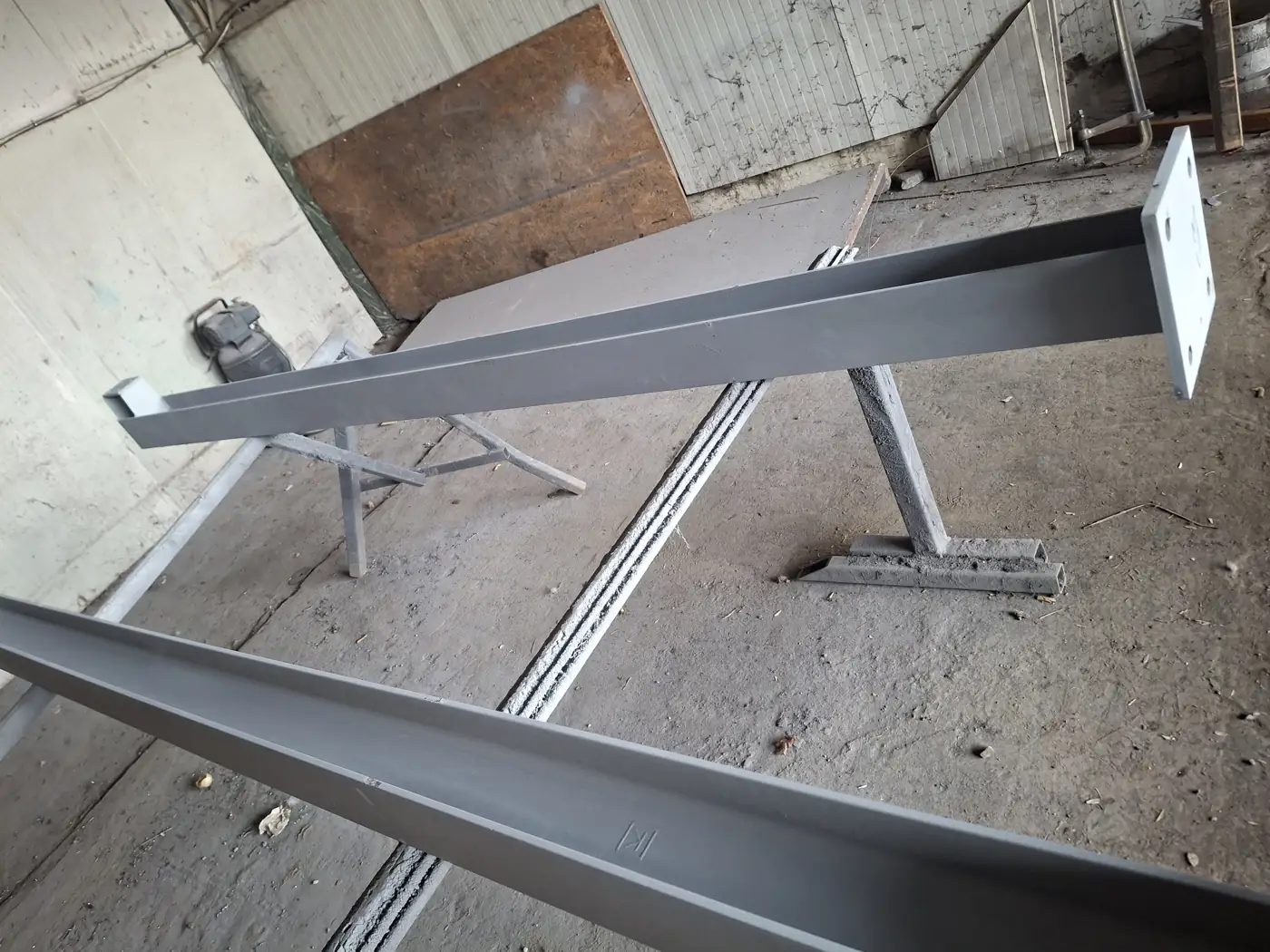 Steel column with welded base plate, in the workshop