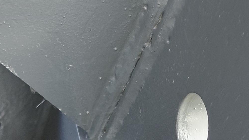Detaliu al unei îmbinări sudate pe o piesă metalică
